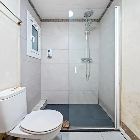 Hauzify I Terrace Homestay Sitges